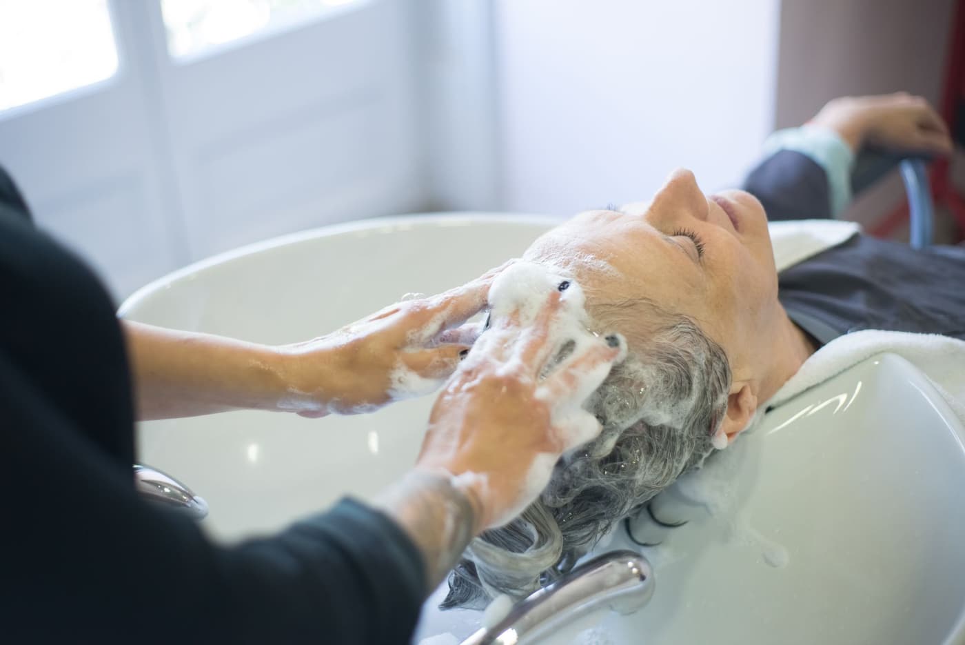 Cuir chevelu sec qui se desquame : causes et soins
