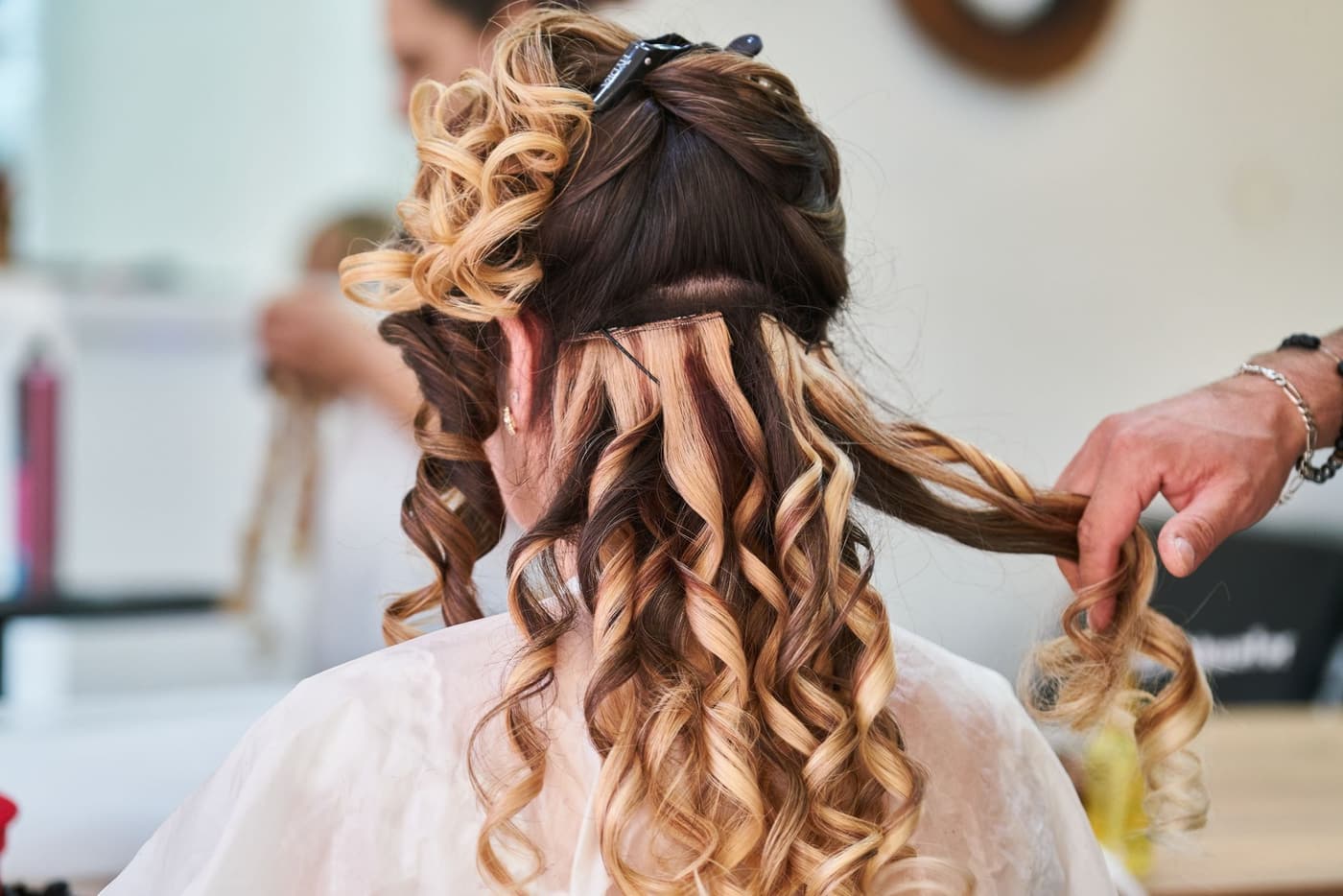 Mèches blondes sur cheveux châtain : comment réussir ?